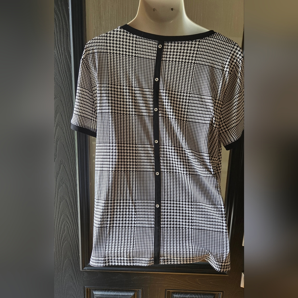 Anne Klein Monochrome Houndstooth Short Sleeve Top - Picture 2 of 3
